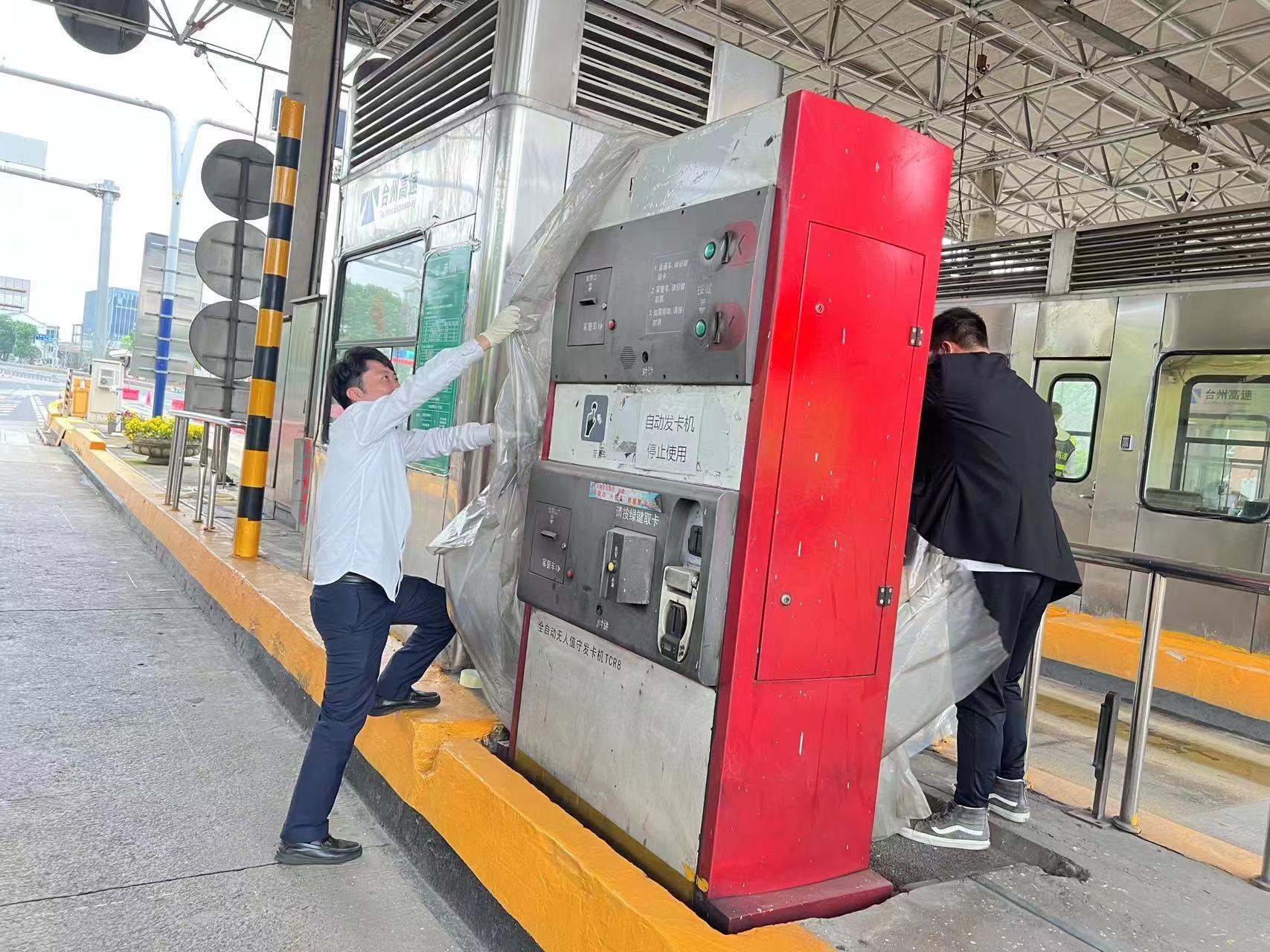 1684174833437662.jpg 20230511 圖為車道打掃現(xiàn)場(chǎng) 王蓉萍攝 (2).jpg